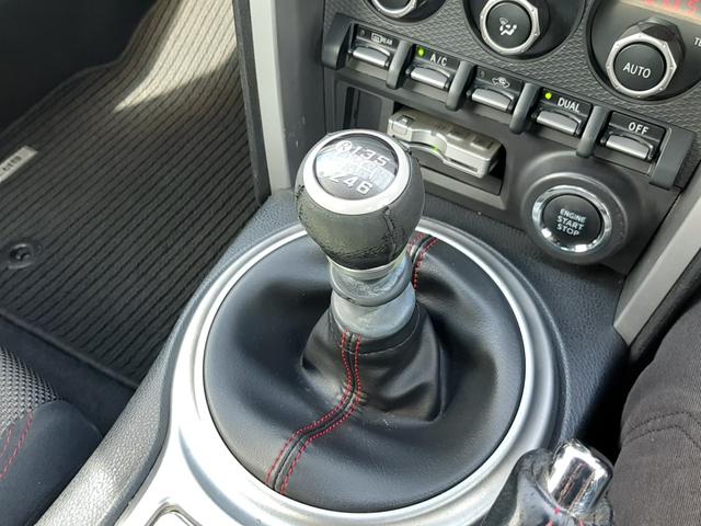 BRZ S 6速MT リアスポイラー CUSCOタワーバー 純正リヤアンダーディフューザー OHLINS車高調 HIDオートライト LEDアクセ KENWOODオーディオ デュアルエアコン ETC 車検R9/4(3枚目)