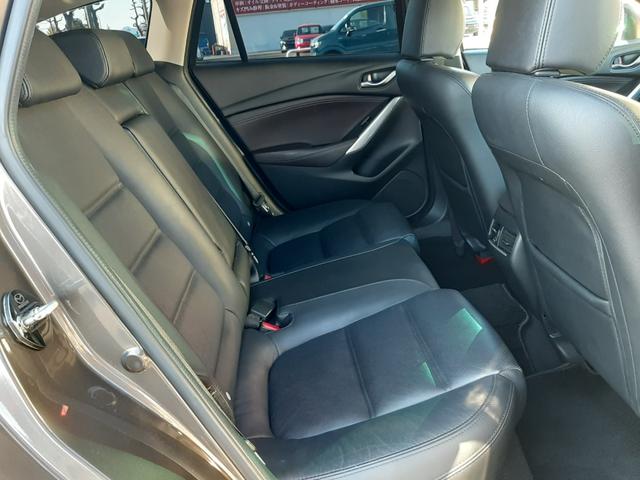 ■　右後席　■　運転席側後ろのドアを開けてみた２列目シートです。