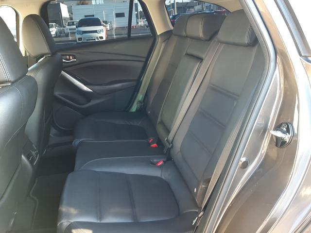 ■　左後席　■　助手席側後ろのドアを開けて見た２列目シートです。