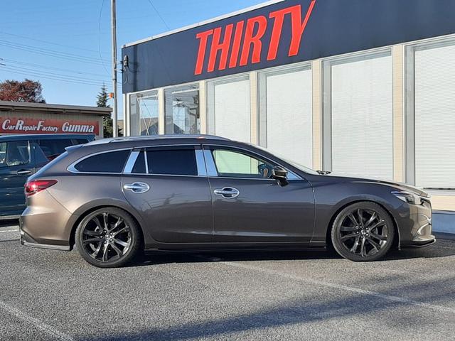 ■　外装右側　■１００台以上の展示スペースで広々と御覧いただけます。