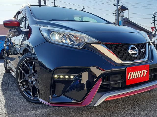 ノート ニスモ　Ｓ　ワンオーナー　ＲＥＣＡＲＯシート　５速ＭＴ　禁煙　純正ナビ　ナビ連動ドラレコ　ＮＩＳＭＯシフトノブ　Ｂｌｕ－ｒａｙ再生　ＥＴＣ２．０　ＬＥＤオートライト　フロントデイライト　リアフォグ　純正１７アルミ（7枚目）