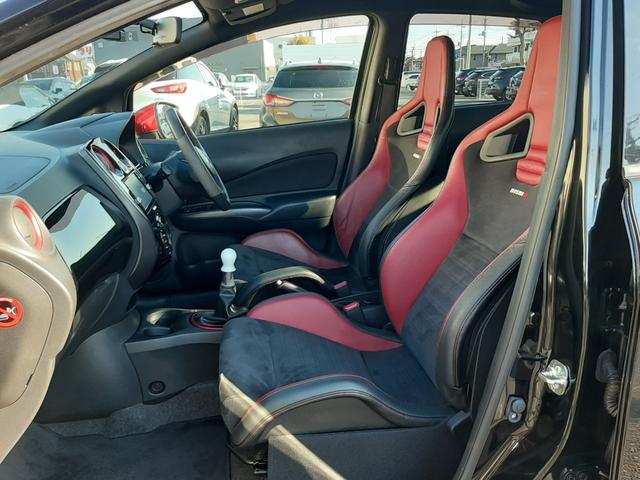 ノート ニスモ　Ｓ　ワンオーナー　ＲＥＣＡＲＯシート　５速ＭＴ　禁煙　純正ナビ　ナビ連動ドラレコ　ＮＩＳＭＯシフトノブ　Ｂｌｕ－ｒａｙ再生　ＥＴＣ２．０　ＬＥＤオートライト　フロントデイライト　リアフォグ　純正１７アルミ（15枚目）