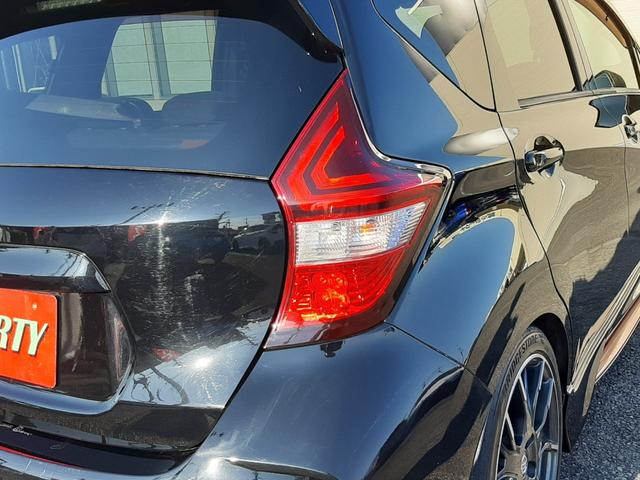 ノート ニスモ　Ｓ　ワンオーナー　ＲＥＣＡＲＯシート　５速ＭＴ　禁煙　純正ナビ　ナビ連動ドラレコ　ＮＩＳＭＯシフトノブ　Ｂｌｕ－ｒａｙ再生　ＥＴＣ２．０　ＬＥＤオートライト　フロントデイライト　リアフォグ　純正１７アルミ（51枚目）