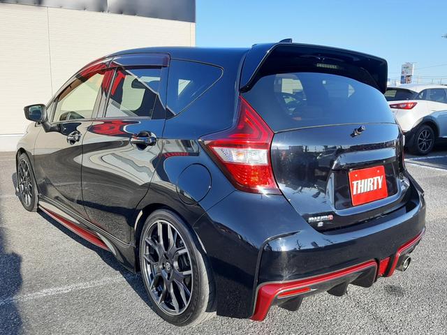 ノート ニスモ　Ｓ　ワンオーナー　ＲＥＣＡＲＯシート　５速ＭＴ　禁煙　純正ナビ　ナビ連動ドラレコ　ＮＩＳＭＯシフトノブ　Ｂｌｕ－ｒａｙ再生　ＥＴＣ２．０　ＬＥＤオートライト　フロントデイライト　リアフォグ　純正１７アルミ（59枚目）