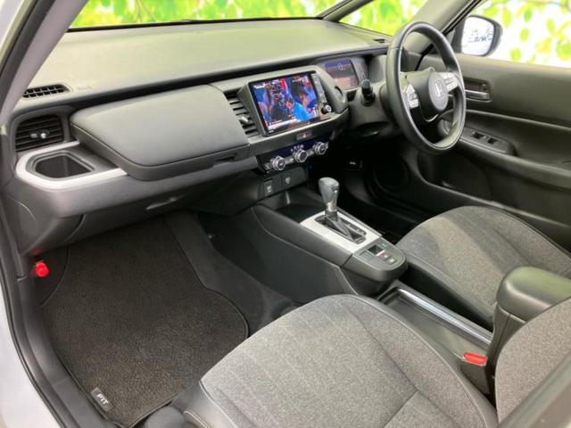 フィット ｅＨＥＶホーム　純正　９インチ　ＳＤナビ／衝突安全装置／車線逸脱防止支援システム／シート　ハーフレザー／ドライブレコーダー　前後／ヘッドランプ　ＬＥＤ／ＵＳＢジャック／Ｂｌｕｅｔｏｏｔｈ接続／ＥＴＣ　ワンオーナー（7枚目）