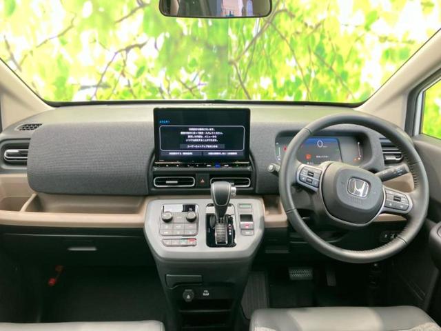 フリード ｅＨＥＶエアーＥＸ　保証書／純正　１１インチ　メモリーナビ／ホンダセンシング／両側電動スライドドア／シートヒーター　前席／マルチビューカメラシステム／車線逸脱防止支援システム／登録済未使用車／ヘッドランプ　ＬＥＤ（4枚目）