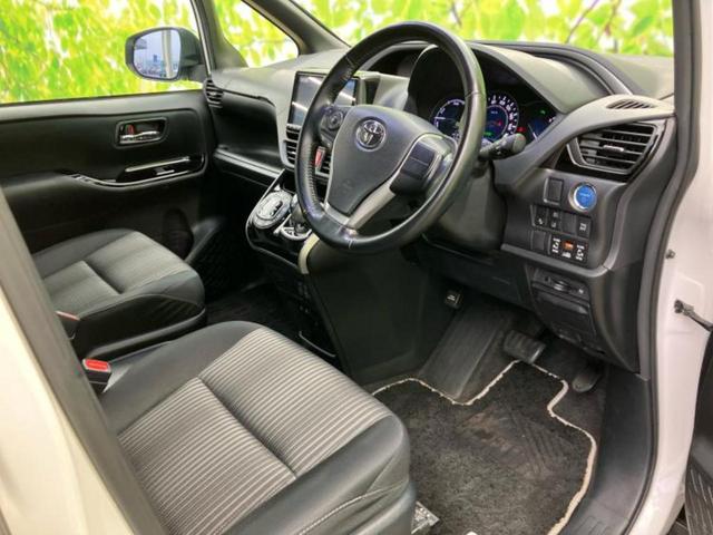 ヴォクシー ハイブリッドＺＳキラメキ２　社外　９インチ　ＳＤナビ／フリップダウンモニター　社外　１０インチ／トヨタセーフティセンス／両側電動スライドドア／シートヒーター　前席／車線逸脱防止支援システム／ドライブレコーダー　前後　バックカメラ（5枚目）