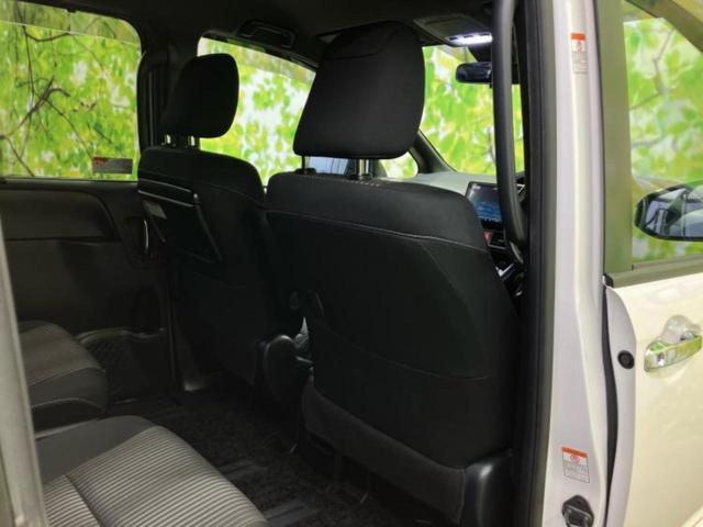 ヴォクシー ハイブリッドＺＳキラメキ２　社外　９インチ　ＳＤナビ／フリップダウンモニター　社外　１０インチ／トヨタセーフティセンス／両側電動スライドドア／シートヒーター　前席／車線逸脱防止支援システム／ドライブレコーダー　前後　バックカメラ（6枚目）