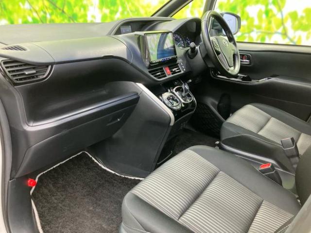 ヴォクシー ハイブリッドＺＳキラメキ２　社外　９インチ　ＳＤナビ／フリップダウンモニター　社外　１０インチ／トヨタセーフティセンス／両側電動スライドドア／シートヒーター　前席／車線逸脱防止支援システム／ドライブレコーダー　前後　バックカメラ（7枚目）