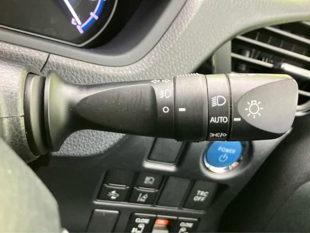 ヴォクシー ハイブリッドＺＳキラメキ２　社外　９インチ　ＳＤナビ／フリップダウンモニター　社外　１０インチ／トヨタセーフティセンス／両側電動スライドドア／シートヒーター　前席／車線逸脱防止支援システム／ドライブレコーダー　前後　バックカメラ（18枚目）