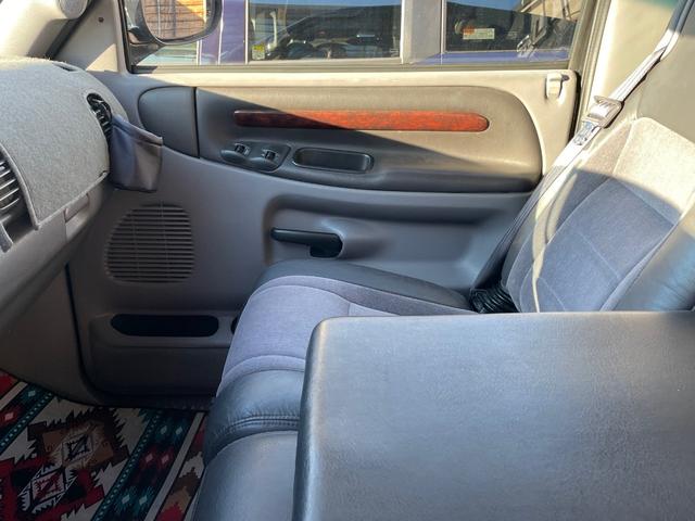 ダッジ・ラム ラムチャージャー 新車並行 ユーザー買取 当社メンテ済車両 希少ラムチャージャー V8-5.9マグナムエンジン AWCデイトナ15inch&YOKOHAMAジオランダー R7.3月車検時(69,886km)燃料ポンプ/プラグ8本/タイロッドエンドアウター交換済(37枚目)