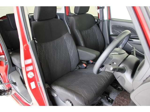 フロントシートは運転席シートヒーター付きベンチシートです！