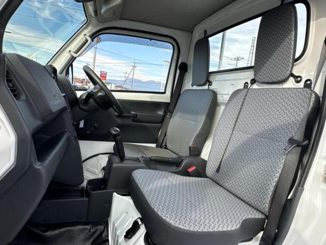 NT100クリッパートラック 4WD DXセーフティパッケージ 新品タイヤ/保証書/エマージェンシーブレーキ/車線逸脱防止支援システム/ABS/横滑り防止装置/エアバッグ 運転席/エアバッグ 助手席/パワーステアリング/オートライト/ハイビームアシスト 4WD(5枚目)