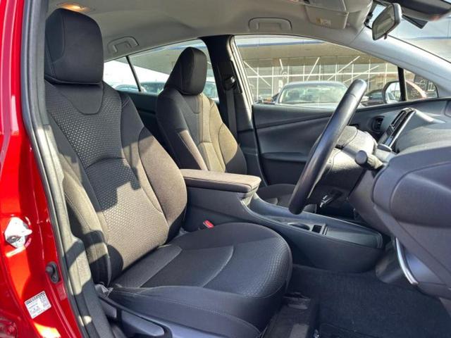 プリウス S 新品タイヤ/保証書/純正 SDナビ/トヨタセーフティセンス/車線逸脱防止支援システム/ドライブレコーダー 純正/ヘッドランプ LED/Bluetooth接続/ETC/EBD付ABS/横滑り防止装置(4枚目)