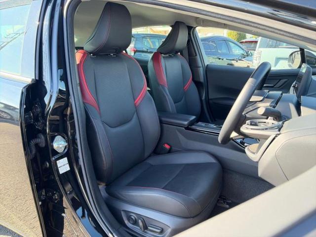 プリウス Ｚ　新品タイヤ／保証書／純正　１１．６インチ　ＳＤナビ／デジタルインナーミラー／衝突安全装置／シートヒーター／全方位モニター／車線逸脱防止支援システム／シート　合皮　衝突被害軽減システム　全周囲カメラ（4枚目）