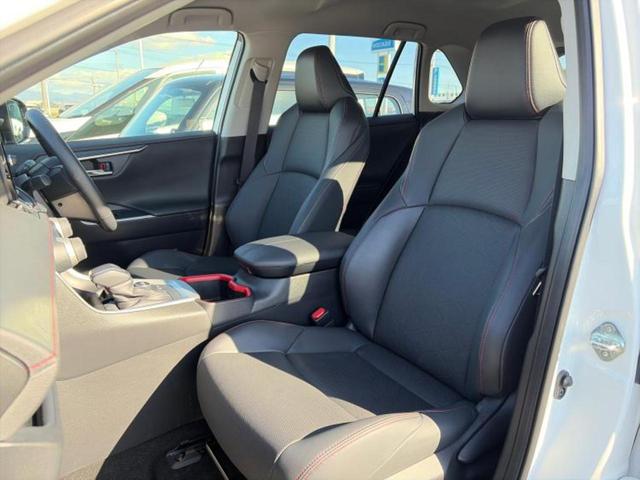 RAV4 4WDアドベンチャーオフロードパッケージ2 保証書/ディスプレイオーディオ+ナビ10.5インチ/デジタルインナーミラー/トヨタセーフティセンス/シートヒーター/パノラミックビューモニター/車線逸脱防止支援システム/シート 合皮 全周囲カメラ(6枚目)