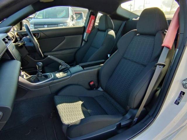 ＧＲ８６ ＲＣ　保証書／ヘッドランプ　ＬＥＤ／ＥＴＣ／ＥＢＤ付ＡＢＳ／横滑り防止装置／クルーズコントロール／エアバッグ　運転席／エアバッグ　助手席／エアバッグ　サイド／アルミホイール　社外　１８インチ　ワンオーナー（6枚目）