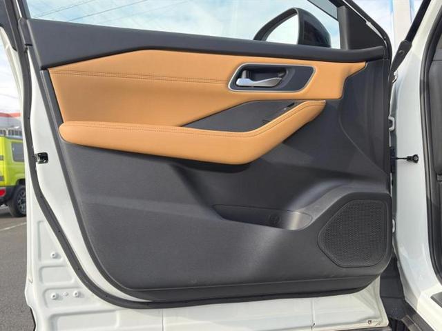 エクストレイル ４ＷＤ　Ｇ　ｅ－４ＯＲＣＥ　サンルーフ／ＢＯＳＥ／保証書／純正　１２．３インチ　メモリーナビ／インテリジェントルームミラー／エマージェンシーブレーキ／シートヒーター　全席／全方位モニター／車線逸脱防止支援システム　革シート（22枚目）