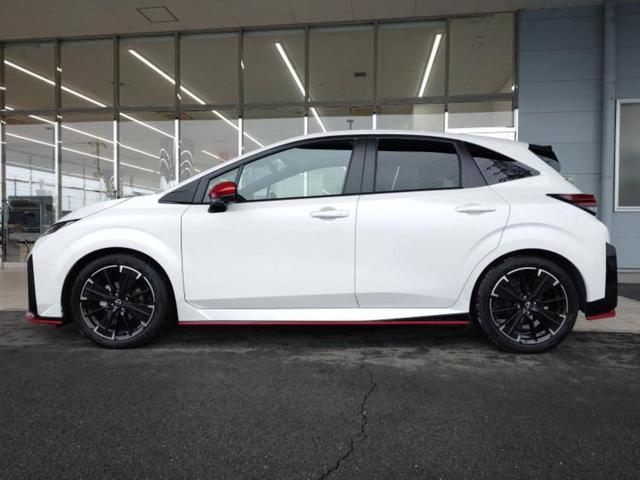 オーラ ニスモチューンドｅパワー４ＷＤ　ＢＯＳＥ／保証書／純正　９インチ　メモリーナビ／インテリジェントルームミラー／エマージェンシーブレーキ／シートヒーター　前席／アラウンドビューモニター／車線逸脱防止支援システム／シート　ハーフレザー（2枚目）