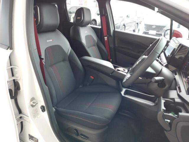 オーラ ニスモチューンドｅパワー４ＷＤ　ＢＯＳＥ／保証書／純正　９インチ　メモリーナビ／インテリジェントルームミラー／エマージェンシーブレーキ／シートヒーター　前席／アラウンドビューモニター／車線逸脱防止支援システム／シート　ハーフレザー（4枚目）