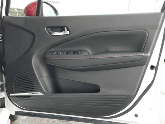 オーラ ニスモチューンドｅパワー４ＷＤ　ＢＯＳＥ／保証書／純正　９インチ　メモリーナビ／インテリジェントルームミラー／エマージェンシーブレーキ／シートヒーター　前席／アラウンドビューモニター／車線逸脱防止支援システム／シート　ハーフレザー（20枚目）