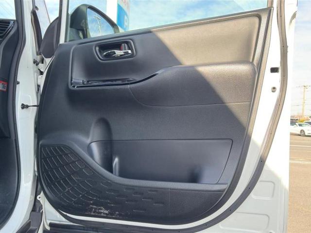 ノア Ｓｉダブルバイビー３　保証書／社外　１１インチ　ＳＤナビ／フリップダウンモニター　社外　１２．８インチ／トヨタセーフティセンス／両側電動スライドドア／車線逸脱防止支援システム／シート　ハーフレザー　衝突被害軽減システム（22枚目）