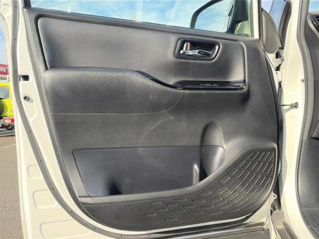 ノア Ｓｉダブルバイビー３　保証書／社外　１１インチ　ＳＤナビ／フリップダウンモニター　社外　１２．８インチ／トヨタセーフティセンス／両側電動スライドドア／車線逸脱防止支援システム／シート　ハーフレザー　衝突被害軽減システム（24枚目）