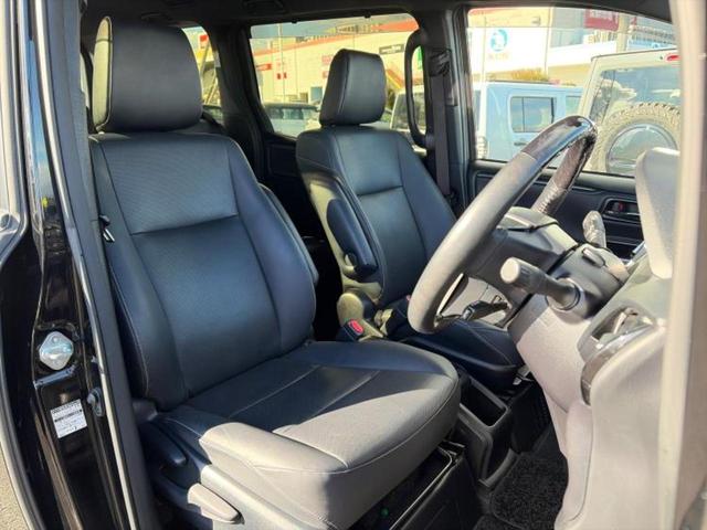 エスクァイア ハイブリッドＧｉ　新品タイヤ／保証書／純正　９インチ　ＳＤナビ／フリップダウンモニター　純正　１２．１インチ／トヨタセーフティセンス／両側電動スライドドア／シートヒーター　前席／シート　合皮　衝突被害軽減システム（4枚目）