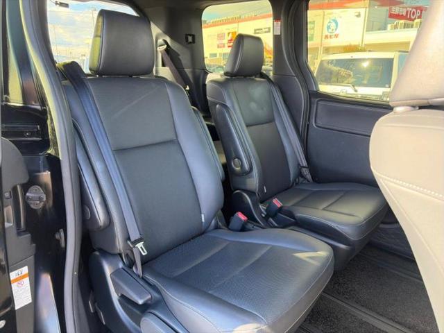 エスクァイア ハイブリッドＧｉ　新品タイヤ／保証書／純正　９インチ　ＳＤナビ／フリップダウンモニター　純正　１２．１インチ／トヨタセーフティセンス／両側電動スライドドア／シートヒーター　前席／シート　合皮　衝突被害軽減システム（5枚目）