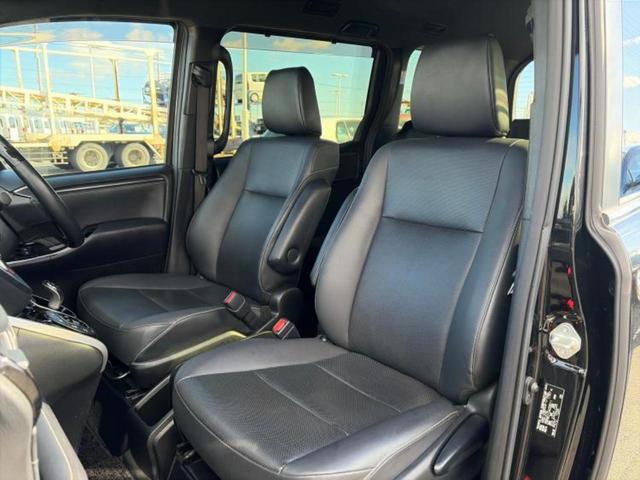 エスクァイア ハイブリッドＧｉ　新品タイヤ／保証書／純正　９インチ　ＳＤナビ／フリップダウンモニター　純正　１２．１インチ／トヨタセーフティセンス／両側電動スライドドア／シートヒーター　前席／シート　合皮　衝突被害軽減システム（7枚目）