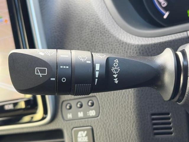 エスクァイア ハイブリッドＧｉ　新品タイヤ／保証書／純正　９インチ　ＳＤナビ／フリップダウンモニター　純正　１２．１インチ／トヨタセーフティセンス／両側電動スライドドア／シートヒーター　前席／シート　合皮　衝突被害軽減システム（17枚目）