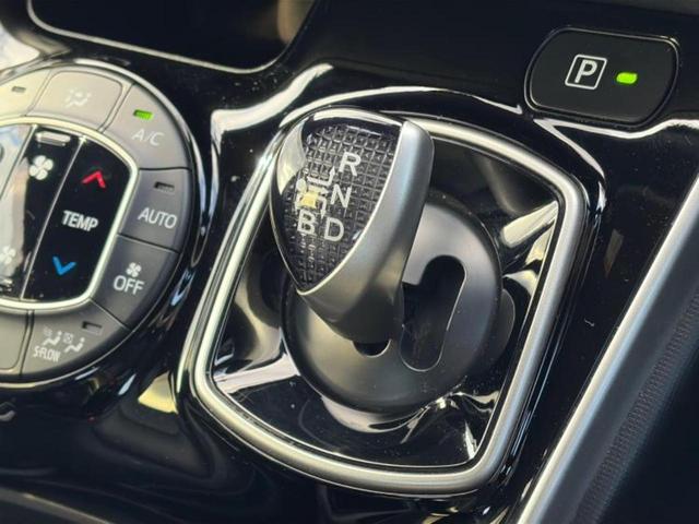 エスクァイア ハイブリッドＧｉ　新品タイヤ／保証書／純正　９インチ　ＳＤナビ／フリップダウンモニター　純正　１２．１インチ／トヨタセーフティセンス／両側電動スライドドア／シートヒーター　前席／シート　合皮　衝突被害軽減システム（18枚目）