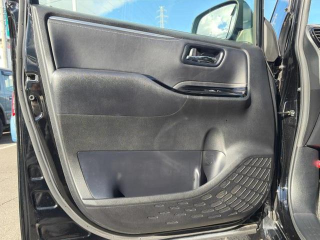 エスクァイア ハイブリッドＧｉ　新品タイヤ／保証書／純正　９インチ　ＳＤナビ／フリップダウンモニター　純正　１２．１インチ／トヨタセーフティセンス／両側電動スライドドア／シートヒーター　前席／シート　合皮　衝突被害軽減システム（24枚目）