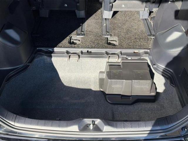 エスクァイア ハイブリッドＧｉ　新品タイヤ／保証書／純正　９インチ　ＳＤナビ／フリップダウンモニター　純正　１２．１インチ／トヨタセーフティセンス／両側電動スライドドア／シートヒーター　前席／シート　合皮　衝突被害軽減システム（26枚目）