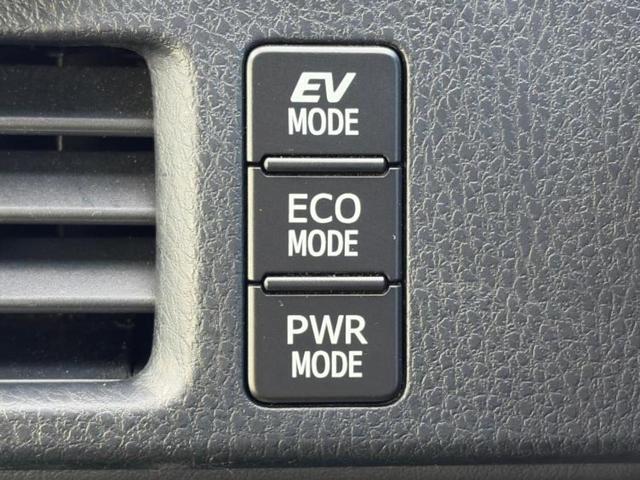 エスクァイア ハイブリッドＧｉ　新品タイヤ／保証書／純正　９インチ　ＳＤナビ／フリップダウンモニター　純正　１２．１インチ／トヨタセーフティセンス／両側電動スライドドア／シートヒーター　前席／シート　合皮　衝突被害軽減システム（31枚目）