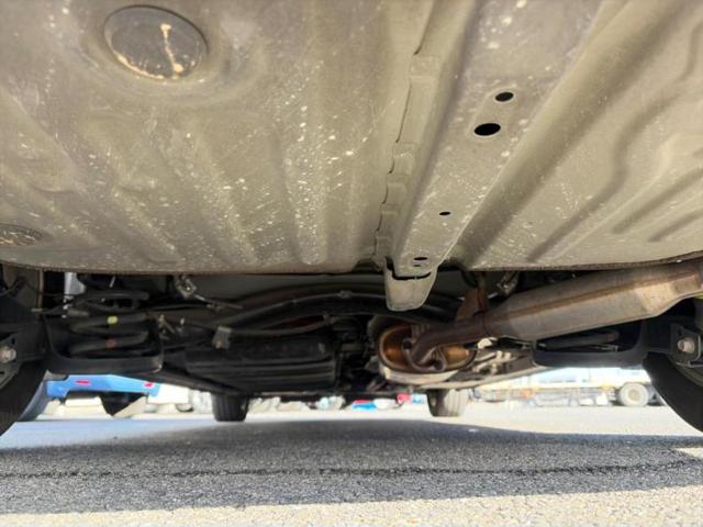 エスクァイア ハイブリッドＧｉ　新品タイヤ／保証書／純正　９インチ　ＳＤナビ／フリップダウンモニター　純正　１２．１インチ／トヨタセーフティセンス／両側電動スライドドア／シートヒーター　前席／シート　合皮　衝突被害軽減システム（48枚目）