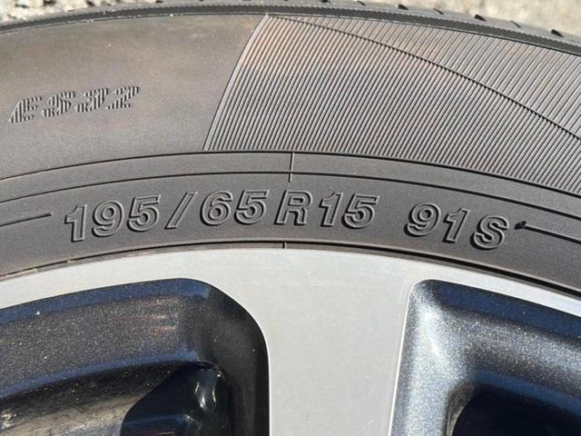 エスクァイア ハイブリッドＧｉ　新品タイヤ／保証書／純正　９インチ　ＳＤナビ／フリップダウンモニター　純正　１２．１インチ／トヨタセーフティセンス／両側電動スライドドア／シートヒーター　前席／シート　合皮　衝突被害軽減システム（52枚目）