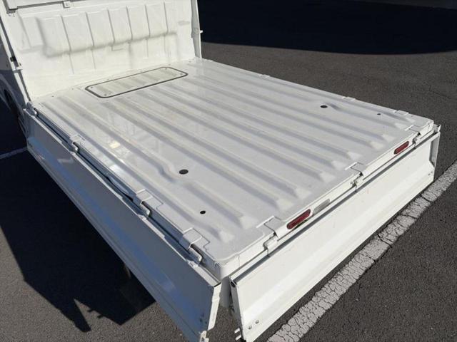 キャリイトラック ＫＣ　新品タイヤ／禁煙車／エアバッグ　運転席／パワーステアリング／マニュアルエアコン／取扱説明書／ユーザー買取車／最大積載量３５０ｋｇ／間欠ワイパー／ヘッドライトレベライザー／三方開／ラジオ（7枚目）