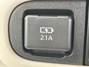 USBポートも装備されています。スマートフォンやタブレットの充電に便利です。長距離ドライブでもバッテリー切れの心配なし。