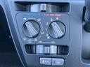 温度や風量を直感的に調整できるエアコン廻り。快適な車内環境を維持し、ドライブをより一層楽しめます。簡単に操作できるので便利です。