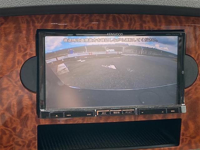 ギヤをリバースに入れると車両後方の映像を映し出し、バック時の後方視界をサポートするリヤビューカメラ！