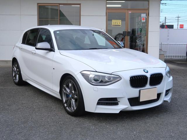 １シリーズ Ｍ１３５ｉ　純正ナビ　ＣＤ／ＤＶＤ再生　Ｂｌｕｅｔｏｏｔｈ対応　ＥＴＣ　バックカメラ　障害物センサー　電動シート　純正ＨＩＤライト　ＢＭＷ純正４ＰＯＴブレーキキャリパー　純正１８インチＡＷ　スマートキー（2枚目）