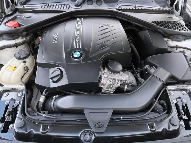 １シリーズ Ｍ１３５ｉ　純正ナビ　ＣＤ／ＤＶＤ再生　Ｂｌｕｅｔｏｏｔｈ対応　ＥＴＣ　バックカメラ　障害物センサー　電動シート　純正ＨＩＤライト　ＢＭＷ純正４ＰＯＴブレーキキャリパー　純正１８インチＡＷ　スマートキー（9枚目）