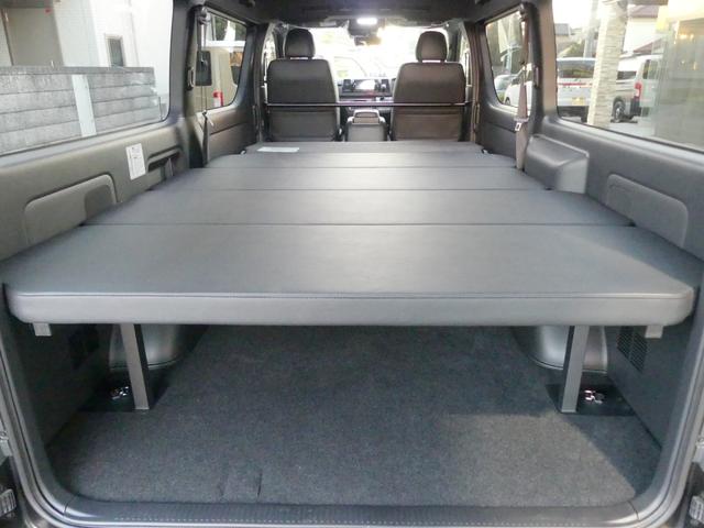 ハイエースバン スーパーＧＬ　ダークプライム　両側パワースライドドア　専用シート　１６インチアルミホイール＆タイヤセット　ベッドキット　ローダウン　４１５コブラ：クリーンルック３フロントスポイラー　純正７インチナビ　バックカメラ（3枚目）