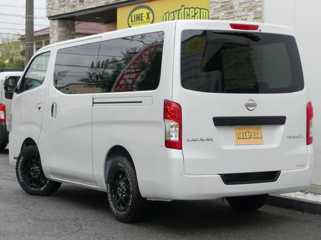 キャラバン ロンググランドプレミアムＧＸ　片側パワースライドドア　ペンドルトンシートカバー　ナイトロパワーＭ２８パレット＆ジオランダーＸ－ＡＴ　高さ調整式ベッドキット（ヴィンテージブラウン）　艶消しウォルナット調インテリアパネル　ＬＥＤルーム（4枚目）