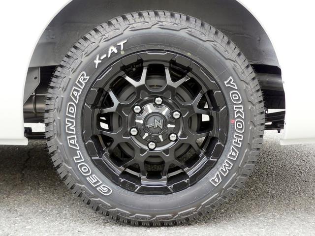 キャラバン ロンググランドプレミアムＧＸ　片側パワースライドドア　ペンドルトンシートカバー　ナイトロパワーＭ２８パレット＆ジオランダーＸ－ＡＴ　高さ調整式ベッドキット（ヴィンテージブラウン）　艶消しウォルナット調インテリアパネル　ＬＥＤルーム（9枚目）