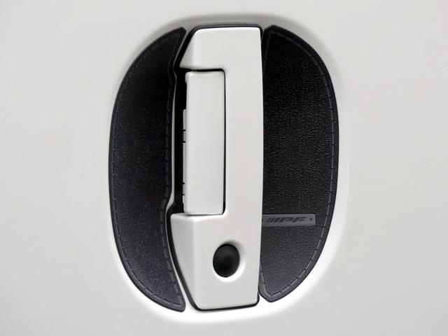 キャラバン ロンググランドプレミアムＧＸ　片側パワースライドドア　ペンドルトンシートカバー　ナイトロパワーＭ２８パレット＆ジオランダーＸ－ＡＴ　高さ調整式ベッドキット（ヴィンテージブラウン）　艶消しウォルナット調インテリアパネル　ＬＥＤルーム（15枚目）