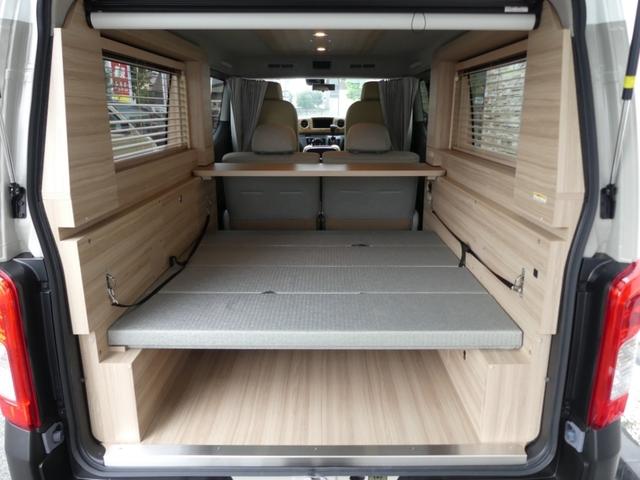 キャラバン グランドプレミアムＧＸ　マイルーム　サンドベージュ／ホワイト　ワンタッチオートスライドドア　寒冷地仕様　シートカバー　カーテン＆ブラインド＆ロールスクリーン　アルパイン１１型ディスプレイオーディオ　１６インチアルミホイール＆タイヤ（3枚目）