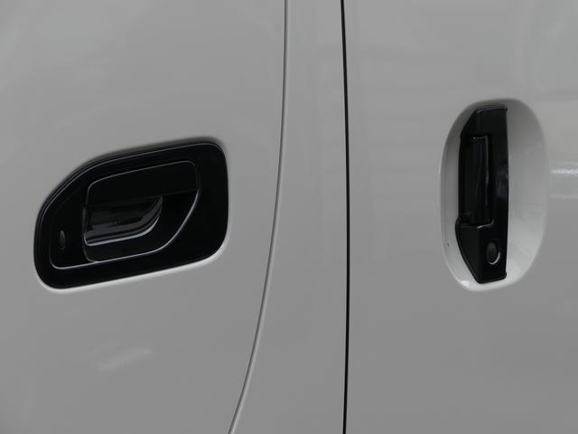 キャラバン グランドプレミアムＧＸ　マイルーム　サンドベージュ／ホワイト　ワンタッチオートスライドドア　寒冷地仕様　シートカバー　カーテン＆ブラインド＆ロールスクリーン　アルパイン１１型ディスプレイオーディオ　１６インチアルミホイール＆タイヤ（11枚目）