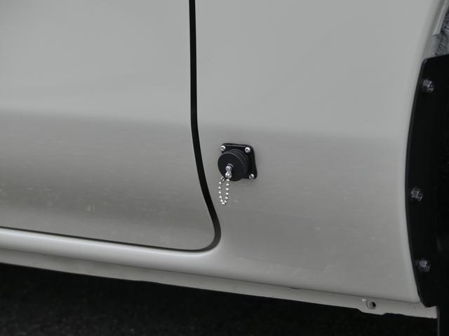 キャラバン グランドプレミアムＧＸ　マイルーム　サンドベージュ／ホワイト　ワンタッチオートスライドドア　寒冷地仕様　シートカバー　カーテン＆ブラインド＆ロールスクリーン　アルパイン１１型ディスプレイオーディオ　１６インチアルミホイール＆タイヤ（15枚目）